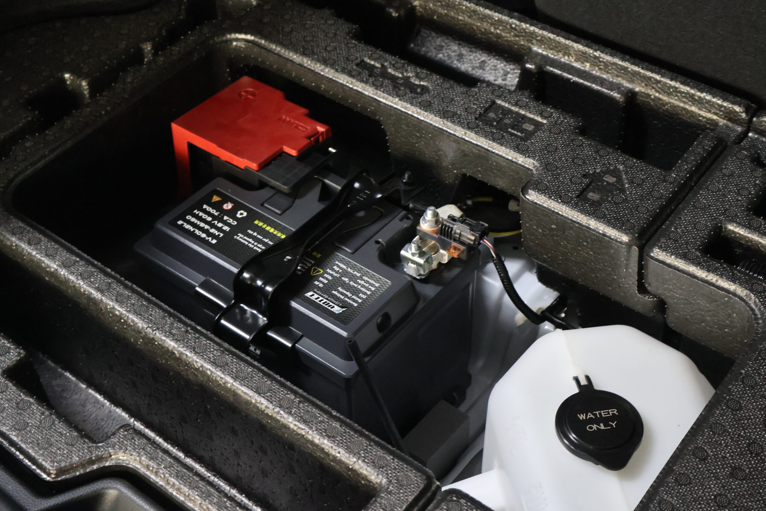GRヤリス ラゲッジ下バッテリースペースにEVOTEC EV-60LN2L2を搭載