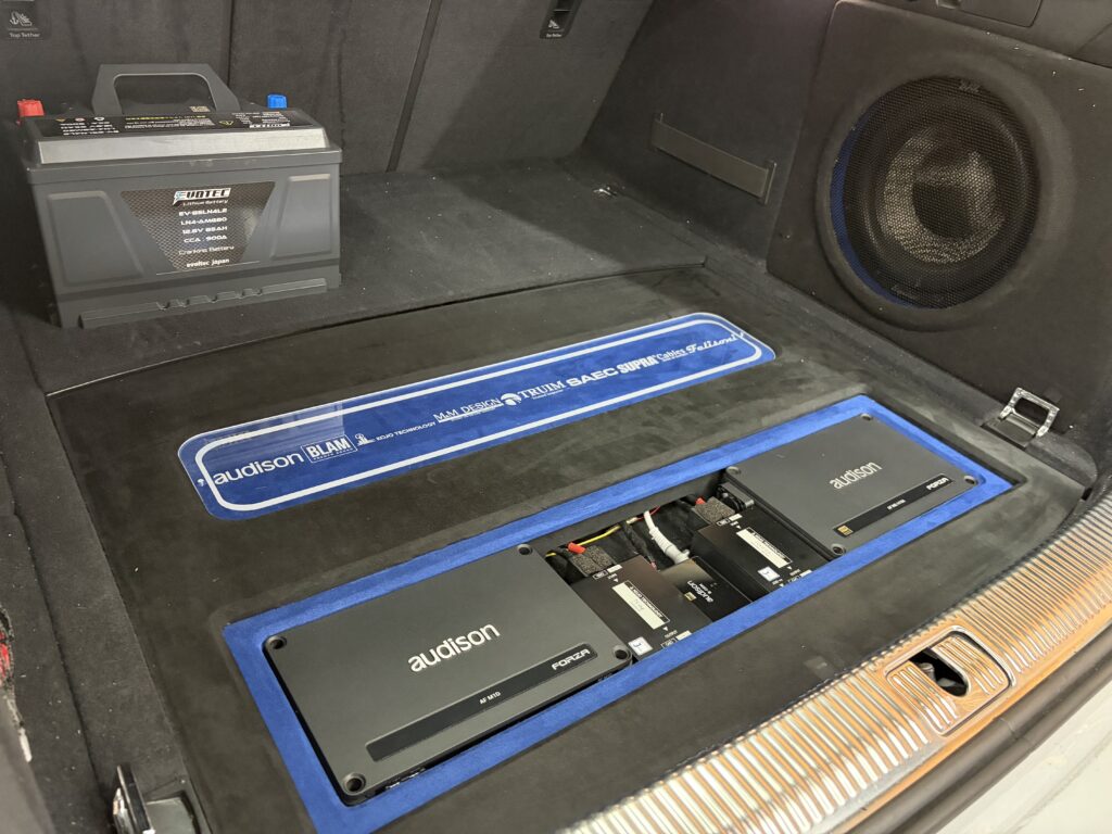荷室に搭載されたEVOTECリチウムバッテリーとAudisonサブウーファー