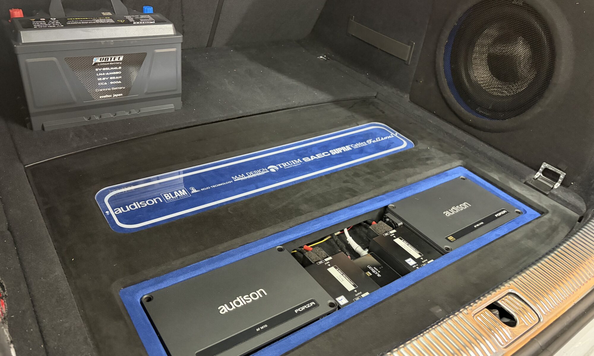 EVOTECリチウムバッテリー EV-85LN4L2を搭載したカーオーディオ荷室、Audisonサブウーファー付き